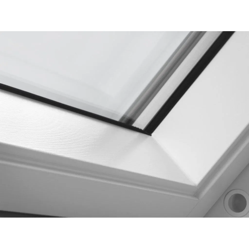 VELUX GGL PK10 2067 High Energy Efficiency Glazing White Painted Centre-Pivot Window (94 x 160 cm)